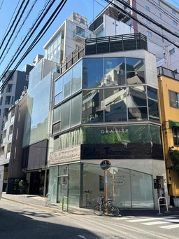 賑やかな商店街の利便性と、閑静な住宅街の落ち着きが共存するエリア外観