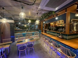 ◆四谷三丁目駅 徒歩3分 1階区画！おしゃれなバー居抜き！スタイリッシュな外観！【何業も可】◆