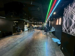 新宿歌舞伎町／区役所通り・花道通りに面す／ホストクラブ等多いビル【風俗系含め業種相談】外観