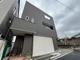 稲城長沼駅 徒歩1分 駅前ロータリーに面す外観