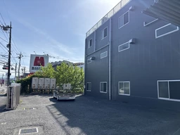 大型車出入可/１F：937㎡（天高:約6m)２F：864㎡(天高約2.5m)/貨物用EVあり外観