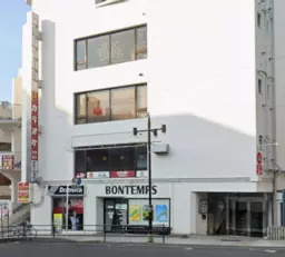 石川町駅 徒歩3分◆『本牧通り』沿いの路面店◆現ドーナツ店で居抜き相談◆車通りも多く視認性大◆重飲食も相談可◆外観