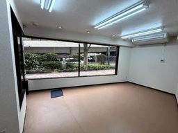 都庁駅徒歩５分！新宿パークタワー隣接！重飲食不可、軽飲食相談可能の1階路面店！外観