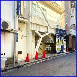 外堀通りと田町通りの間の路地！隠れ家的な入口の地下1階(専用階段有)《現況:インドアゴルフ》軽飲食相談可！