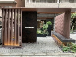 赤坂のメイン通りから少し入った場所にあり、華やかさと落ち着きが両立　　溜池山王駅や赤坂駅、六本木一丁目駅が徒歩圏内