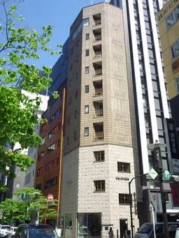 花椿通りに面した角地の貸店舗／８階【業種：サービス店舗】外観