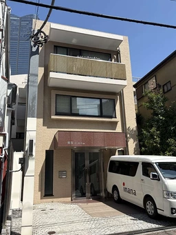 麻布十番駅 徒歩4分  1F  駐車場付き　飲食不可　サービス店舗可（店舗営業は終電まで）　外観