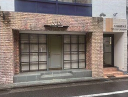 ≪表参道駅 徒歩3分｜1階路面・76.20㎡｜物販・サービス向け≫外観