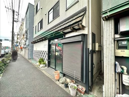 駅出口より環状８号線越しに視認。多摩美術大学や五島美術館の訪問客様にて来客履歴あり。バス停「上野毛駅前」歩道斜め前に立地外観