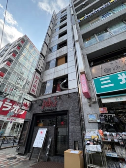 渋谷駅徒歩2分｜サービス店舗相談可能。明治通り沿いの視認性あるコンパクト区画外観