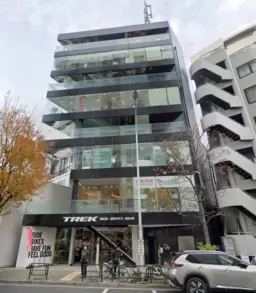 【外苑前駅、表参道駅利用】３階５３坪。外苑西通り、外天高３mあり。吹き抜けあり。カフェ程度、物販、美容系最適。FR相談可