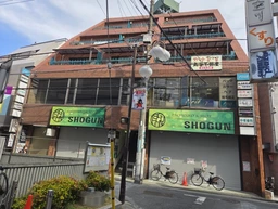 道路側の窓面が広くて目立ちます！！外観