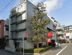 四ツ谷駅 徒歩4分／国道20号から入ってすぐ／番町文人通り沿い／メゾネットタイプの事務所仕様外観