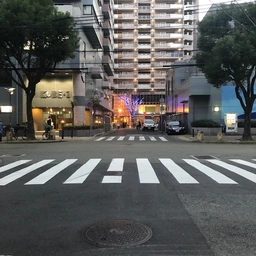 昔懐かしい雰囲気の商店街に面する建物の2階部分｜150坪外観