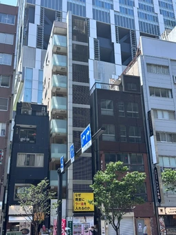 【駅徒歩1分の衝撃】渋谷明治通り沿いの一等地を独占。看板OK・22時まで営業可。サロンやジムに最適な10坪の戦略的拠点。外観
