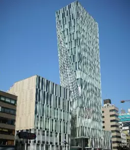 表参道駅 徒歩１分 、アクセスも視認性も◎！表参道のランドマーク的商業ビル内１階区画募集中です（2A-a）