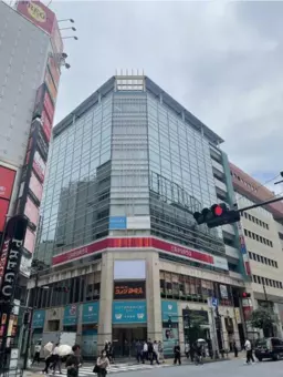 【池袋駅東口２分】明治通り、４階１８６坪。天高２.7m、事務所仕様。【飲食不可】外観