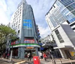 【渋谷駅１分】新南口出口最短。４階４０.８坪。SakuraStage 正面、１階コンビニ。事務所仕様【飲食不可】外観