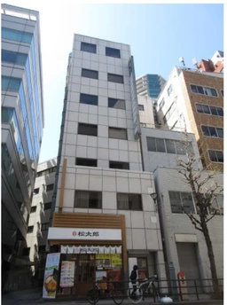 西武新宿駅徒歩5分　飲食不可　⼩滝通り沿いに⾯した視認性良好物件外観