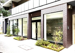 角地で前面ガラス張り貼りのお洒落な店舗です！