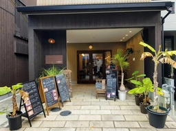 五条駅 徒歩8分 1F〜2F 現況:カフェ 飲食居抜き物件 【業種相談】外観