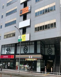 ◆東戸塚駅 徒歩1分 2F 専用階段あり！駅前商業施設！視認性◎ 敷金礼金なし【何業も可】◆外観