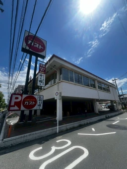 草加市ロードサイド物件！共有駐車場55台・1Fピロティタイプ外観