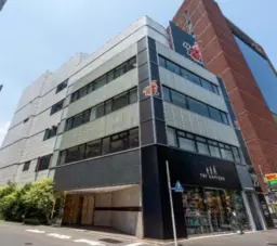 明治神宮前〈原宿〉駅 徒歩5分 　明治通り沿い　地下1階外観