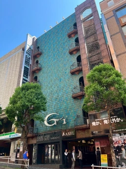 新宿歌舞伎町／区役所通り・花道通りに面すホストクラブ等でにぎわうビル／アミューズメント系にも【飲食相談】外観