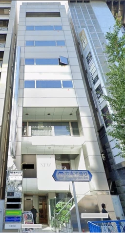 ～六本木交差点近く、バー内装あり、２階専用階段あり～