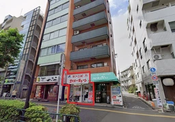 中目黒駅 徒歩8分／山手通り沿い／前面ガラス張り×大型看板で視認性良好／元クリーニング店【飲食不可】外観