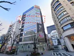 【新宿駅東口２分】６階６１坪。モア中央通りに面する角地ビル。オフィス、クリニック、サロン【飲食不可】