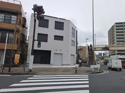 尻手交差点の角ビルで視認性良好！！外観
