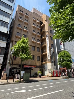 小田急小田原線「本厚木」駅徒歩3分!本厚木北口メイン通りに面したホテルの1階店舗。外観