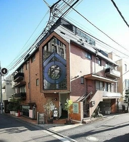 表参道駅徒歩1分 オシャレな外観の3階店舗 飲食店不可[12006]