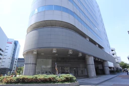 広いピロティがある物件、天井高5ｍ　給油所跡地