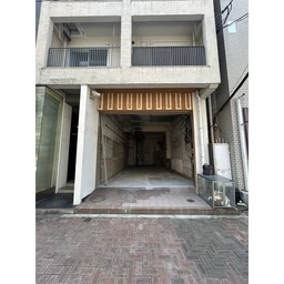 京町堀通に面しています。　靭公園テニスコートすぐ。　近くにカフェ·レストラン·セレクトショップ。　業種要相談になります外観