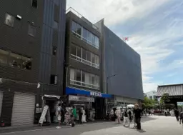 大人気浅草！浅草寺至近の好立地。境内まで直ぐの場所です。（賃料：1,210,000円）外観