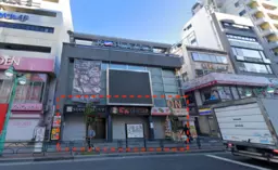 【新大久保駅２分】１階６９坪。新大久保通りに面する。人通り視認性高いテナント。【飲食可能】外観