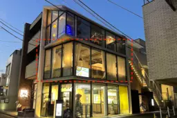 外苑前駅２分の２階１５坪テナント。全面ガラス張り、カフェ居抜き相談可能です【軽飲食可能】外観