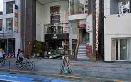 青山通り沿いの視認性の良い２階店舗です！2階への直通階段あります！（普通借家契約２年）