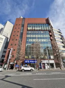 【新宿駅東口２分】３階５８坪。新宿通りに面する角地ビル。看板設置可能【飲食不可】