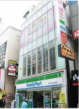 所沢駅徒歩1分　視認性◎ のガラス張り2階物件
