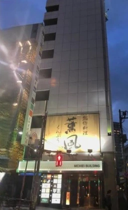 ～六本木交差点近く、バー内装あり～
