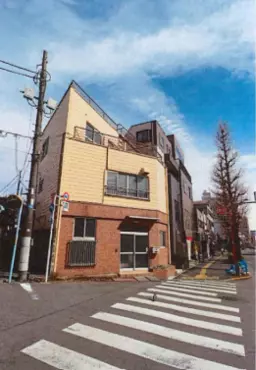 丸ノ内線「東高円寺」駅から徒歩1分、青梅街道沿いで視認性抜群の「高円寺M邸」1〜3階一括貸しテナントです。 最大の強みは外観