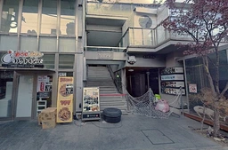 西武新宿駅徒歩3分・新大久保駅徒歩7分／2016年築の2階貸店舗 【飲食可】