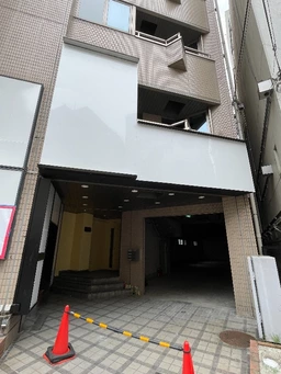 【看板設置個所多数】蕨駅東口出口からも視認可能な好立地ダクト（屋上迄）・グリストラップ設置済み　重飲食可物件外観
