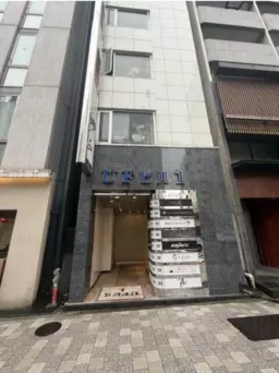 六本木駅 徒歩2分 5F 現況:バー 飲食居抜き物件 【飲食可(重飲食不可)】看板取付スペースあり/ 天井高：2.4m