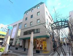 港町ヨコハマの歴史ある元町商店街メインストリート側