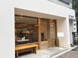 広尾駅徒歩4分、多様な店が集まる人気エリア！1階路面店、ガラスファサードで視認性◎美造作の飲食居抜き